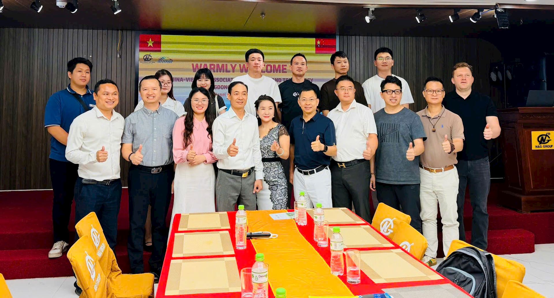 Đại diện lãnh đạo và Ban điều hành Hiệp hội HANSIBA chụp ảnh kỷ niệm cùng 12 doanh nhân doanh nghiệp tham gia đoàn công tác Hội Khoa học và Công nghệ Trung Việt tỉnh Quảng Đông, Trung Quốc