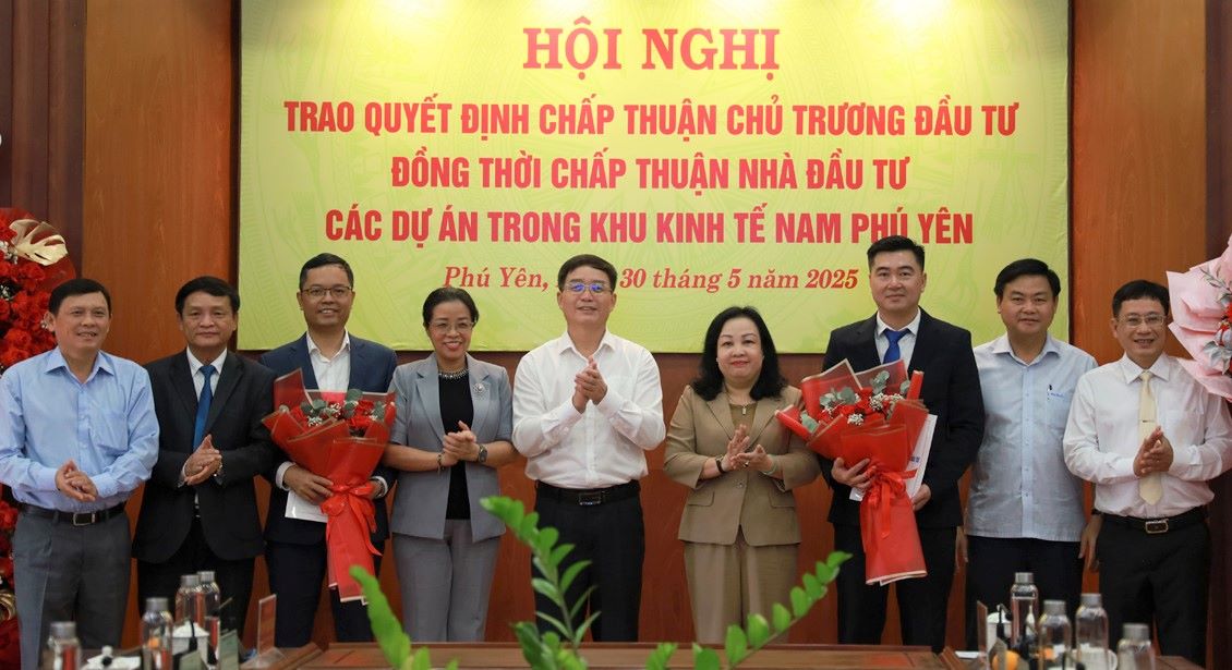 Bà Cao Thị Hòa An - Bí thư Tỉnh ủy Phú Yên tặng hoa chúc mừng các nhà đầu tư. Ảnh: Mỹ Hòa