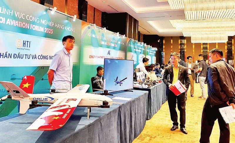 Các doanh nghiệp giới thiệu những sản phẩm, công nghệ mới tại Hội thảo quốc tế lĩnh vực công nghiệp hàng không năm 2025 do thành phố Hà Nội tổ chức.