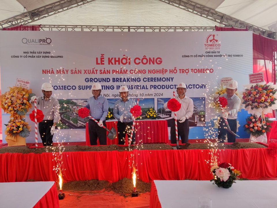 Các đại biểu thực hiện nghi thức khởi công dạ án. Ảnh: Khắc Kiên