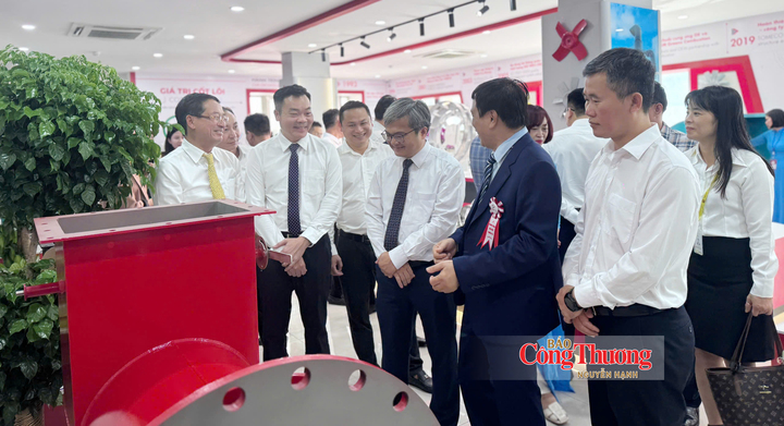 Phó Chủ tịch UBND TP. Hà Nội Trương Việt Dũng tham quan nhà máy TOMECO SI.