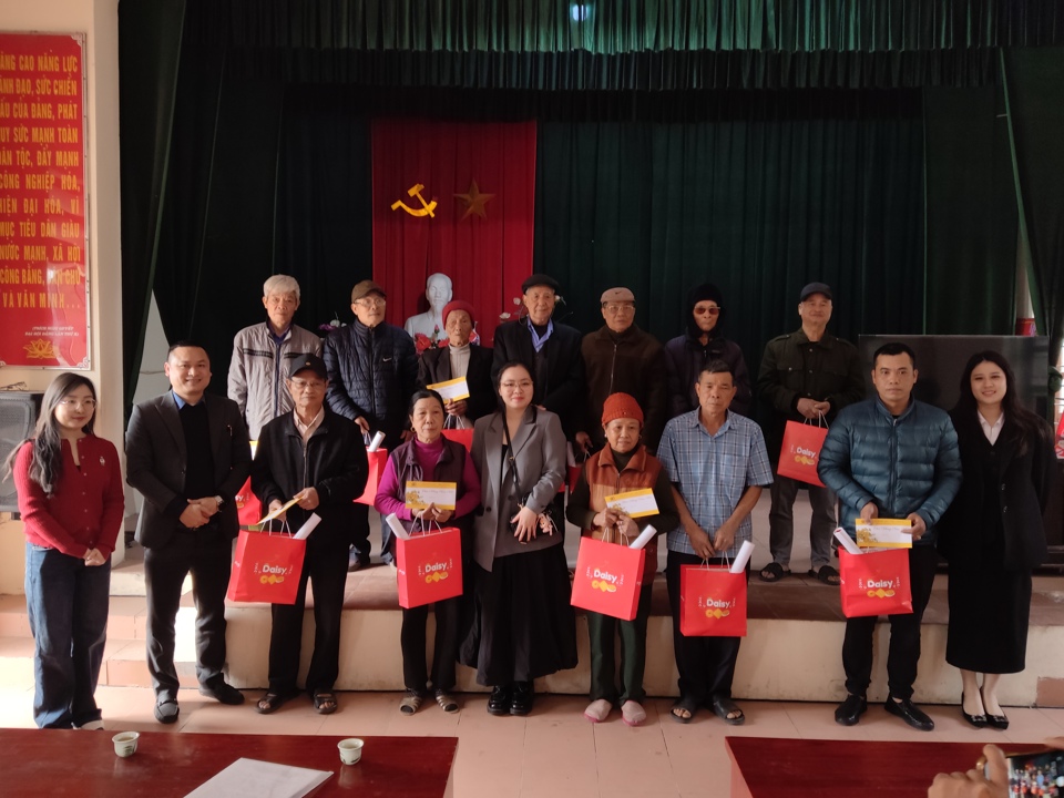 N&G Corp delivers a warm and meaningful Tet to policy families in Phu Xuyen