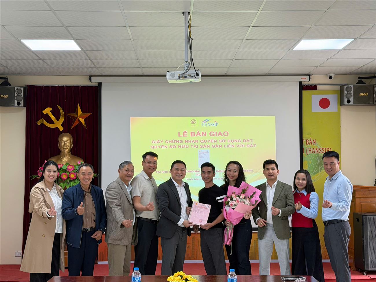 CHÍNH THỨC BÀN GIAO GIẤY CHỨNG NHẬN QUYỀN SỬ DỤNG ĐẤT (SỔ ĐỎ) TỚI TAY KHÁCH HÀNG - KHẲNG ĐỊNH GIÁ TRỊ PHÁP LÝ TẠI KHU CÔNG NGHIỆP HỖ TRỢ NAM HÀ NỘI (HANSSIP) 